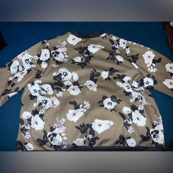 Plus Size Floral Bomber Jacket - Size 20/22 - Picture 4 of 8